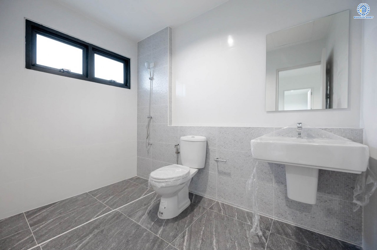 บ้านมือสองตกแต่งใหม่ โครงการ กฤษดานคร20 ปิ่นเกล้า-ติดถนนบรมราชชนนี เนื้อที่ 86 ตร.ว. บ้านเดี่ยวหลังใหญ่ พร้อมฟังก์ชัน 3 ห้องนอน 3 ห้องน้ำ 1 ห้องห้องอเนกประสงค์ จอดรถได้ 2 คัน บนทำเลเชื่อมต่อเมืองอย่างรวดเร็ว ใกล้ทางคู่ขนานลอยฟ้าบรมราชชนนี ทางด่วน "กาญจนาภิเษก" ม.มหิดล และเซ็นทรัลปิ่นเกล้า